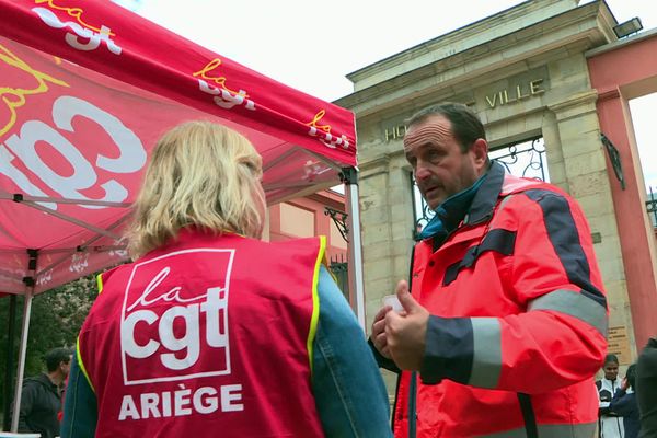 Les agents techniques de la mairie de Pamiers en Ariège revendiquent une augmentation salariale de 250 euros.