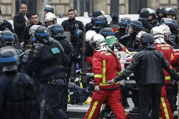 Les secours en cours d’intervention, place de la République, après le malaise d’un policier samedi après l’évacuation des gilets jaunes à Paris.