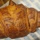 Un gros croissant d'un kilo. Il est confectionné à Fismes, dans l'agglomération de Reims.