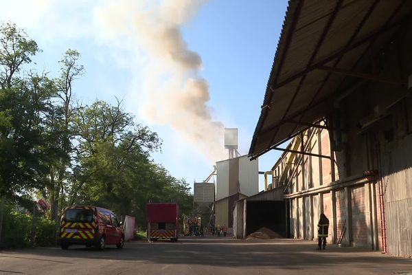 Soixante tonnes de céréales ont été détruites dans l'incendie.