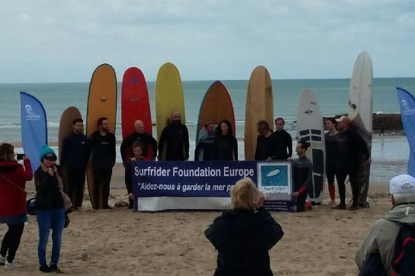 Malgré la pluie et le vent, une centaine de personnes et une quinzaine de surfeurs se sont rassemblées en Vendée, plage de la Normandelière, contre le projet de port de plaisance.