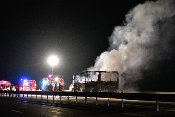 Le bus de l'équipe Espoirs de l'USAP a pris feu sur l'A75 à hauteur du viaduc de Verrières dimanche 26 février 2017.