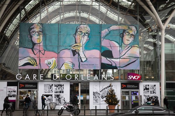 L'entrée de la gare d'Orléans au couleurs du Festival international de la BD