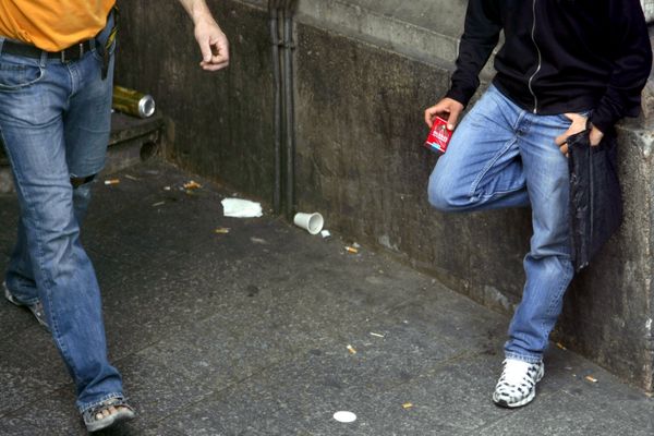 Avec l’augmentation du prix du tabac, et un paquet de cigarettes à plus de 11 euros, les vendeurs à la sauvette se multiplient dans rues de Paris? ( Archives)