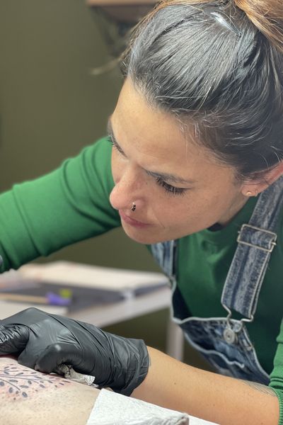 À travers des motifs personnalisés et un accompagnement humain, Éloïse Bosdedore aide les femmes à se réapproprier leur corps après des épreuves comme le cancer ou des opérations chirurgicales.