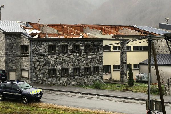 Le vent a littéralement emporté le toit de l'école de Saint-Béat (Haute-Garonne)