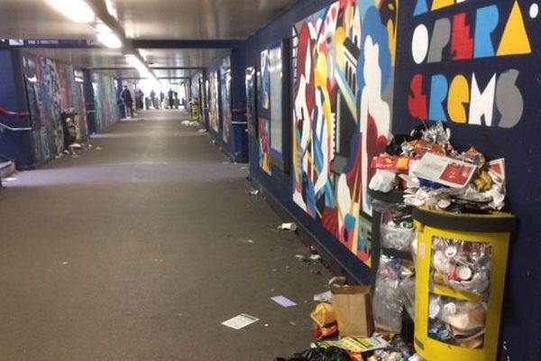 Les poubelles débordent à la gare de Saint-Denis