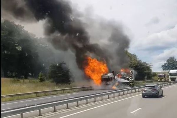 Un camion prend feu sur l'A36 dans le Doubs.