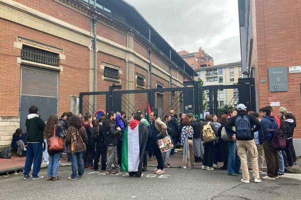 Une cinquantaine de manifestants propalestiniens se sont rassemblés à l'intérieur de l'IEP de Toulouse (Haute-Garonne) et une cinquantaine à l'extérieur de l'établissement., mardi 30 avril 2024.