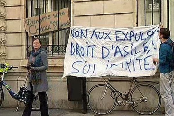 Une centaine de manifestants, lundi 27 mai 2013, devant la préfecture à Dijon