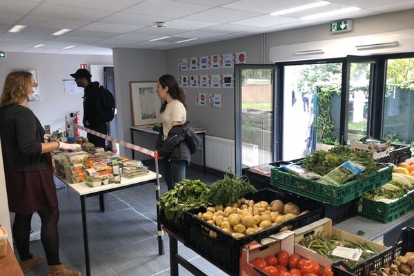 Des étudiants patientent à l'AGORAé de Caen, une épicerie sociale et solidaire portée par la Fédération Campus Basse-Normandie.