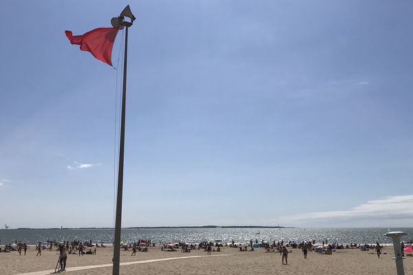 drapeau rouge sur la plage de Saint-Georges-de-Didonne (Charente-Maritime) le 8 août 2018