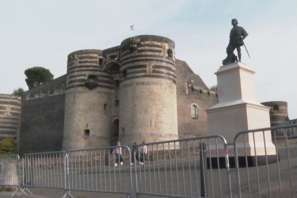 Un exemplaire en bois et polystyrène de la stature du Roi René est déplacé dans trois endroits différents pour déterminer le lieu le plus pertinent.