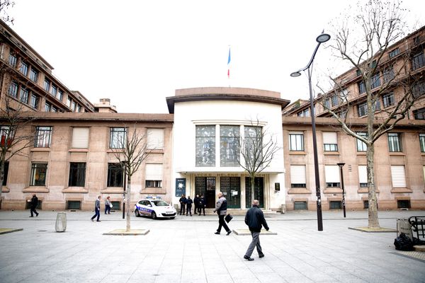 L'entrée du lycée Hélène Boucher dans le 20e arrondissement de Paris.