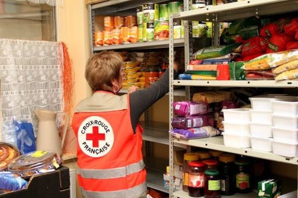 Distribution alimentaire à la Croix Rouge ( Thionville)