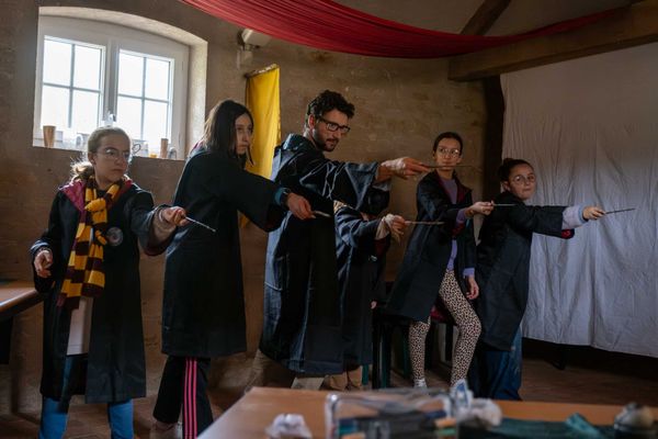 Dans l'Yonne, un centre de colonie de vacances immerge ses élèves dans l'univers d'Harry Potter durant une semaine.