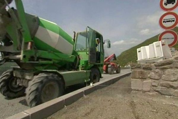 Les travaux d'aménagement du Pas de Peyrol au pied du Puy Mary devraient être finis à la mi-juillet