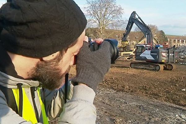 Le photographe Dørex capture avec son appareil des instants du chantier de démolition de l'hôpital général de Dijon.