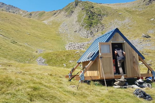 Cabane d'Etienne Moyenin, berger sur l'estive d'Ourdouas ( commune de Sentein ) en Ariège.