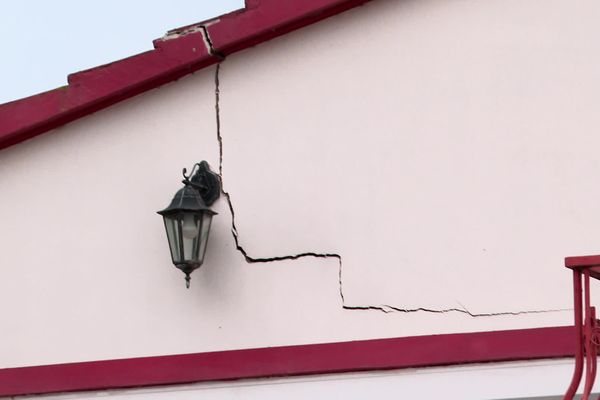 La façade d'une maison fissurée à Boufféré en Vendée suite à l'épisode de sécheresse de l'été 2022