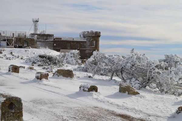 La neige a déposé son manteau blanc sur le site météo du Mont Aigoual à 1567 m d'altitude mercredi 13 novembre 2019. Elle va continuer de tomber jeudi en Lozère, Aveyron et sur les Pyrénées. 