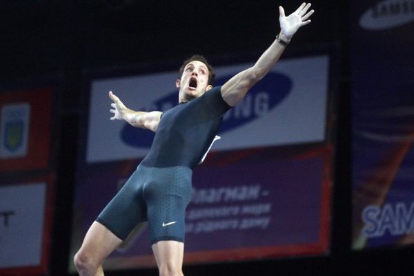 Renaud Lavillenie exulte après avoir franchi la barre des 6m16, le 15 février 2014, à Donestk (Ukraine).
