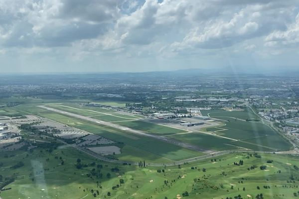 La piste de l'aéroport de Lyon-Bron vue du ciel