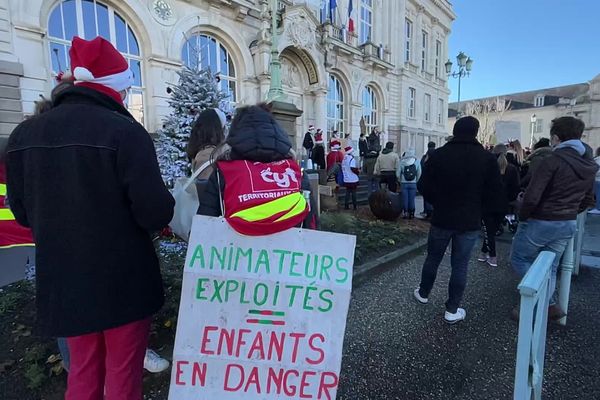 Les animateurs périscolaires de Limoges, en grève ces 14 et 15 décembre, ont manifesté devant la mairie, pour protester contre leurs salaires, trop bas, et leur nombre, insuffisant selon eux.