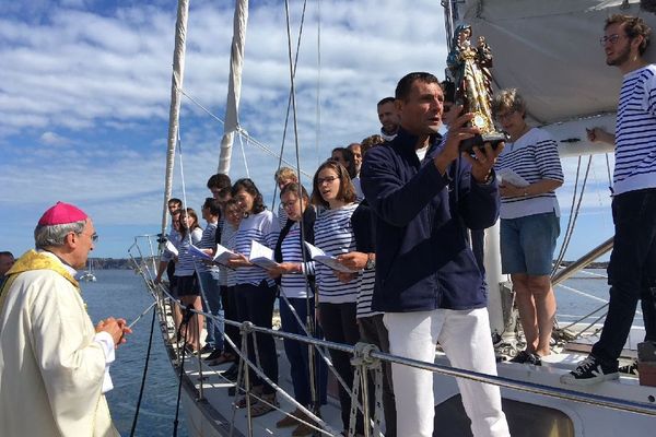 Des marins, pèlerins, prêt à partir sous la protection de la vierge