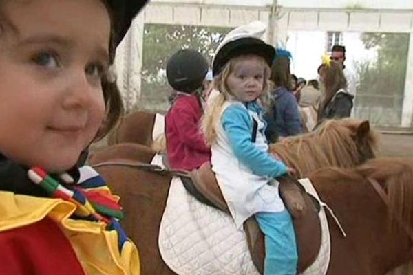 Les bébés cavaliers de Babeth comme à la parade pour le reportage de la Chronique Jeunesse.