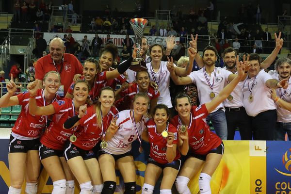  La joie de Saint Raphaël qui célèbre sa victoire en finale de la Coupe de France de volley contre l'équipe de Nantes.