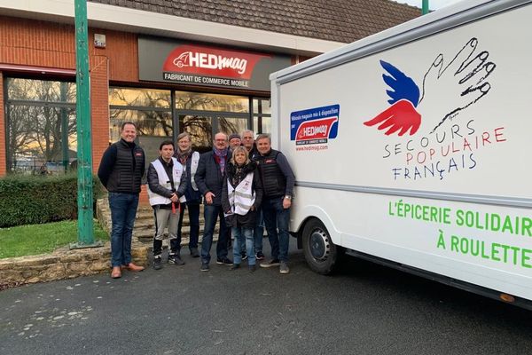 La réception du camion pour l'épicerie solidaire à roulettes du Secours populaire, à Hazebrouck, chez Hedimag