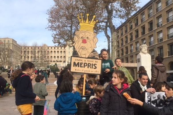 Pas de cantine mais un grand pique-nique devant la mairie de Marseille.