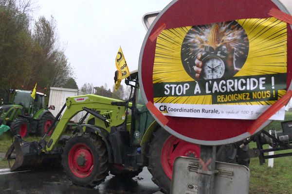 Action de la Coordination rurale en Corrèze bloquant l'échangeur de Donzenac