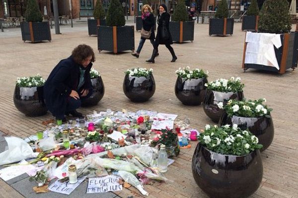 Place du Vigan à Albi, des anonymes et des proches ont rendu hommage aux victimes des attentats de Paris pendant la cérémonie nationale.