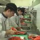 Cent repas solidaires ont été préparés par les apprentis du lycée professionnel Jean Jooris de Dives-sur-Mer (Calvados).