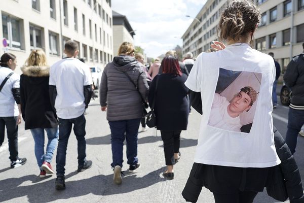 Une centaine de personnes ont défilé dans les rues Reims, entre le palais de justice et la rue Pierre-Mougne dans le quartier Châtillons