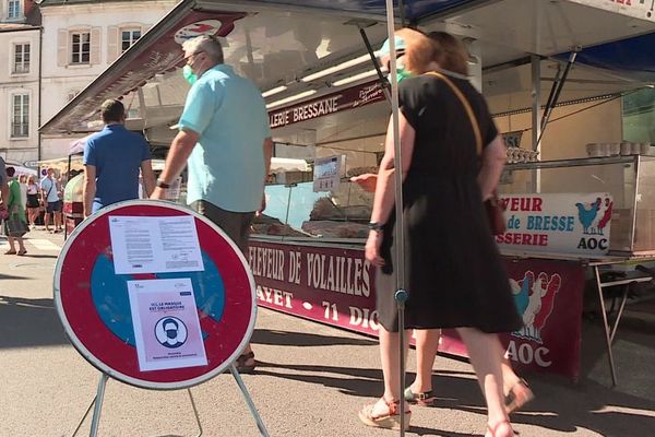 Un arrêté du maire de Beaune a rendu le masque obligatoire sur les marchés extérieurs pour éviter un rebond de l'épidémie de coronavirus covid-19 à la faveur de l'été. 