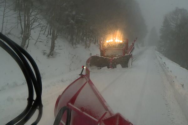 Les déneigeuses tournent à plein régime pour dégager les routes du Haut Béarn.