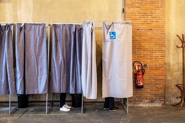 Des isoloirs dans une bureau de vote du Lauragais, en Occitanie.