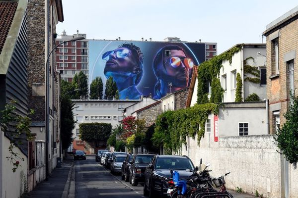 Le visuel du dernier album de PNL, "Deux Frères", installé sur la façade des bâtiments où les rappeurs du groupe ont grandi, dans la cité Gagarine à Ivry-sur-Seine.