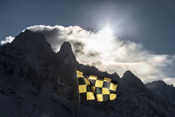 Un drapeau indiquant un risque d'avalanche marqué le 5 février 2016 à Chamonix (Haute-Savoie), dans le massif du Mont-Blanc.