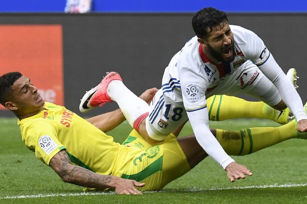 Nabir Fekir et Diego Carlos lors du match OL-FCN du 7 mai 2017