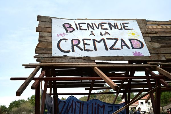 Une première ZAD avait déjà tenté de se constituer sur ce site lors de la manifestation du 21 octobre mais elle avait été immédiatement évacuée par les forces de l’ordre.