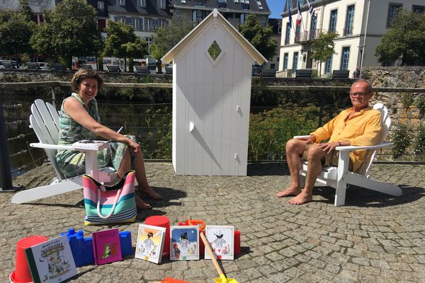 Le romancier Hervé Bellec reçoit la Cabine de Pages sur sa "plage privée" à Landerneau