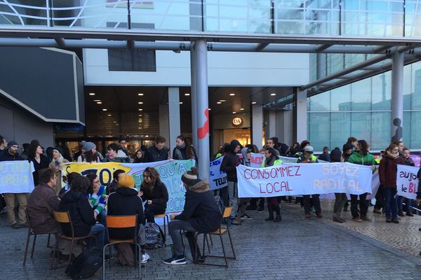 A Clermont-Ferrand, entre 150 et 200 personnes ont bloqué l'entrée du Centre Jaude, vendredi 29 novembre. 
