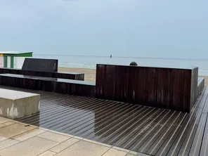 A Dunkerque, les bancs de la digue de Malo sont en réalité un mur anti-submersion, camouflé en mobilier urbain.