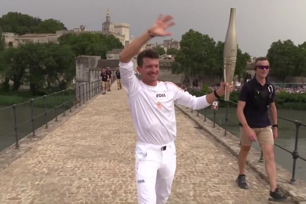 La flamme olympique a terminé son parcours dans le Vaucluse sur le pont d'Avignon, portée par le champion olympique, Jérémie Azou, ce mercredi 19 juin.