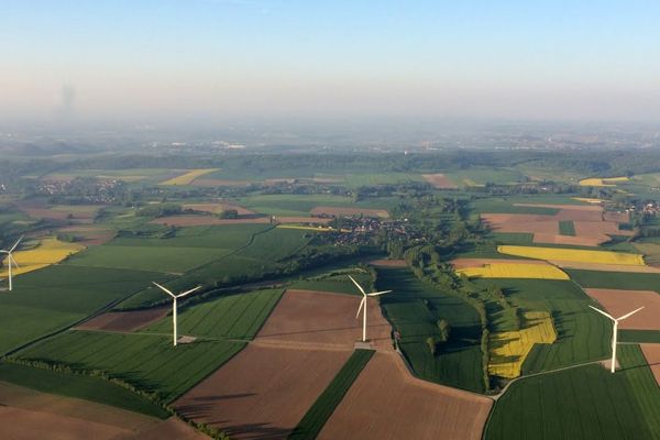 La fédération "Stop éoliennes Hauts-de-France" est notamment accusée de partager des contenus complotistes et climatosceptiques.