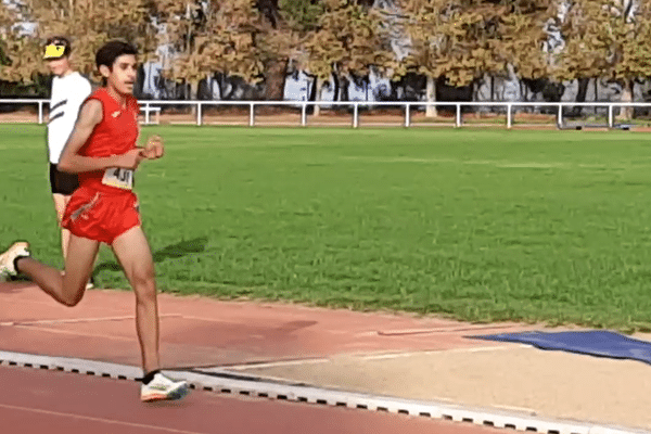 Kamel El Azouzi battant le record du 2000 mètres.